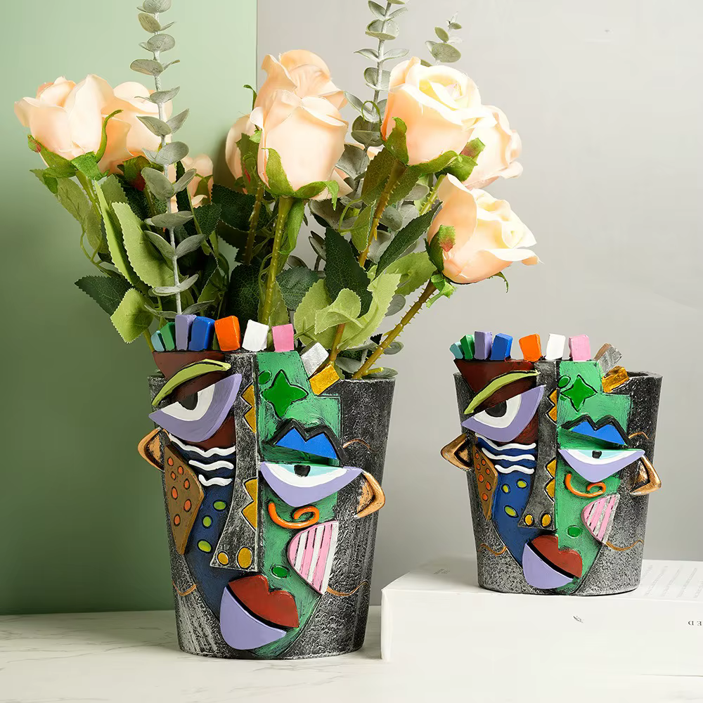 Pot de fleur avec visage abstrait