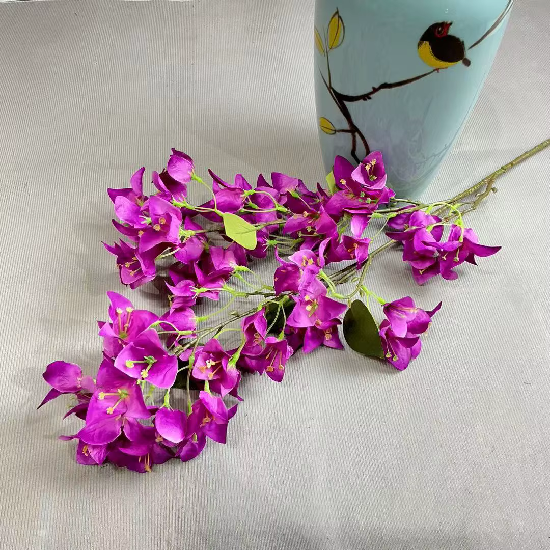 Une branche de fleur de bougainville artificielle