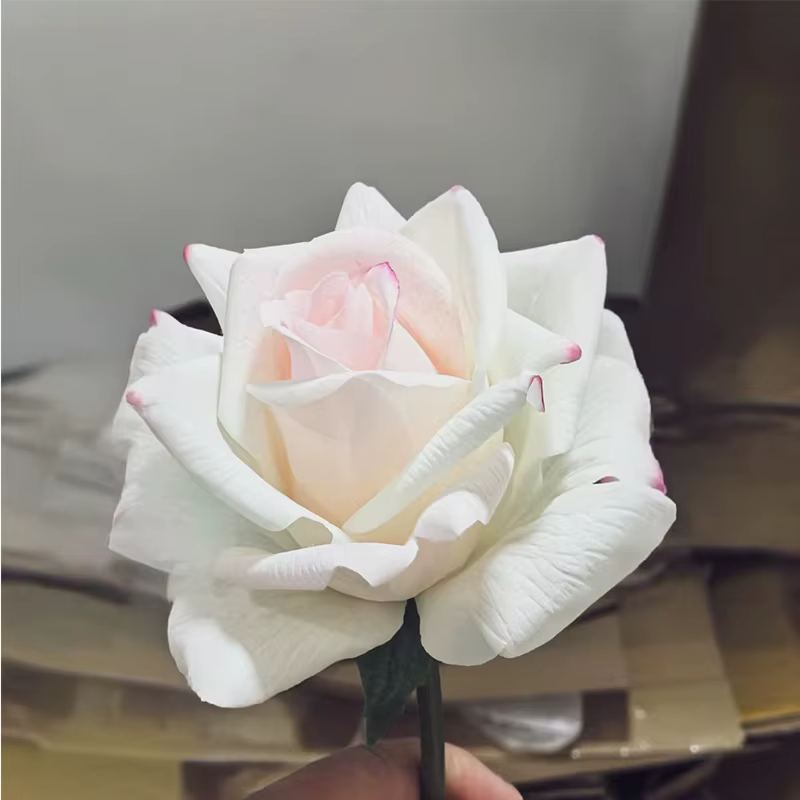Roses artificielles hydratantes au toucher