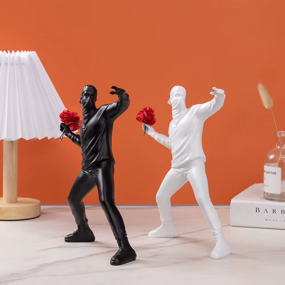 Banksy lance des fleurs, ornements, œuvres d'art abstraites, sculptures, figurines, décorations pour salons, bureaux, décoration intérieure, produit artisanal