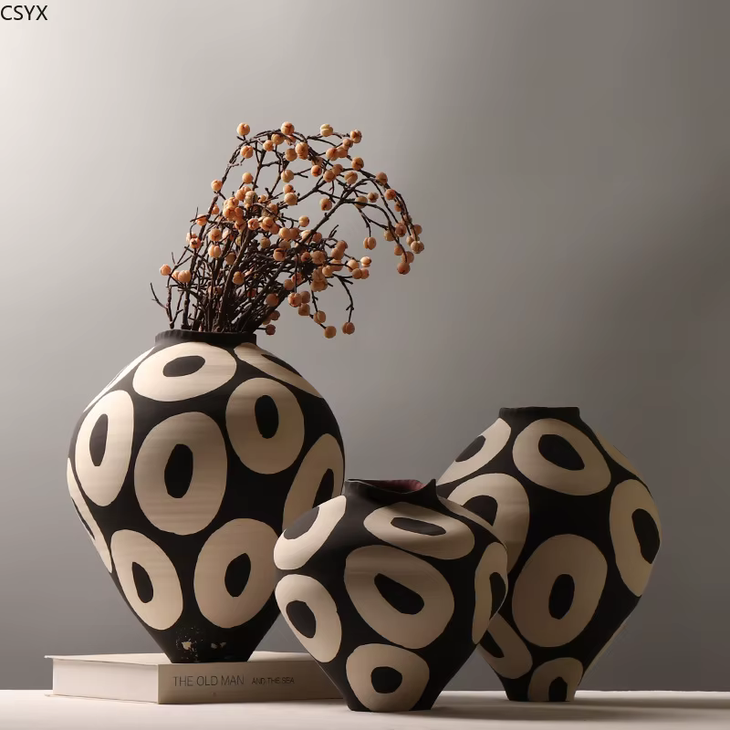 Vase en céramique cercles géométriques dessinés à la main