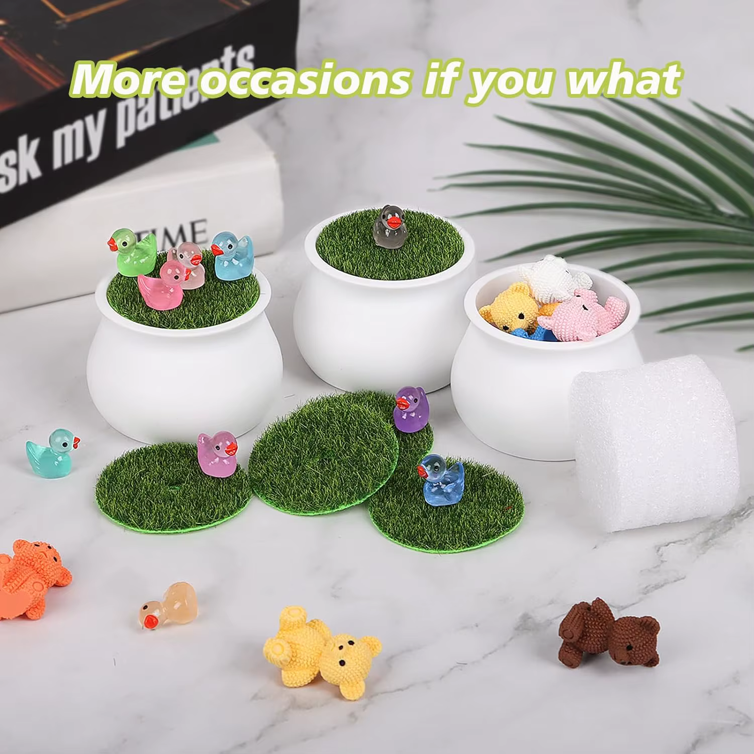 Lot de 12 petits pots blancs de 2 pouces en plastique avec mousse et gazon artificiel pour fleurs au crochet