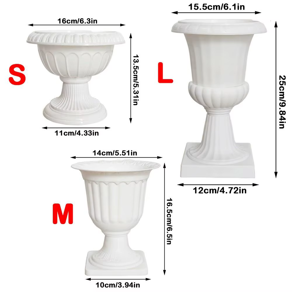 Mini pot de fleurs en plastique sur piédestal