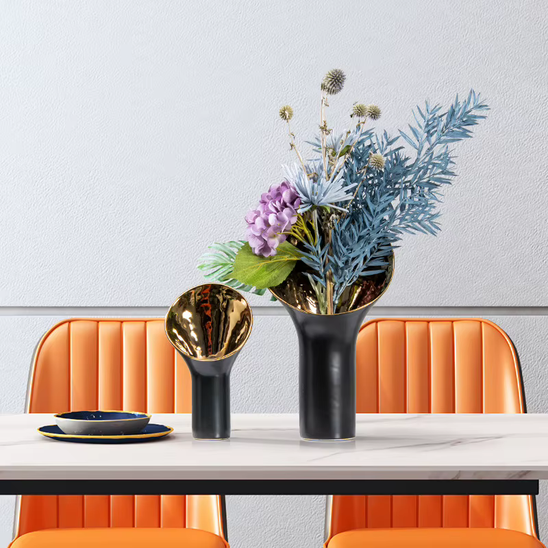 Vase en céramique trompette dorée