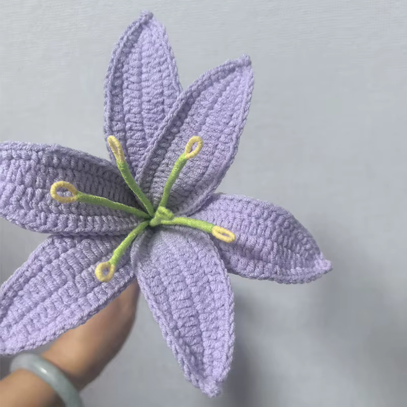 Bouquet de fleurs de lys tricoté à la main