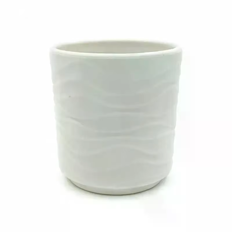 Des pots de fleurs simples en forme de vague