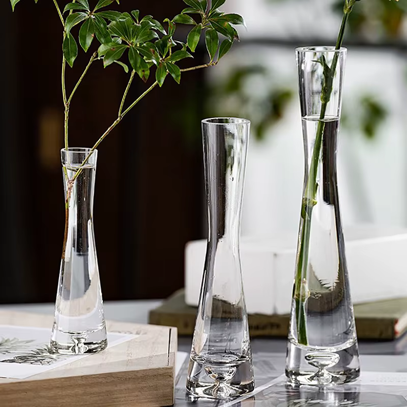 Vase à fleurs en verre transparent