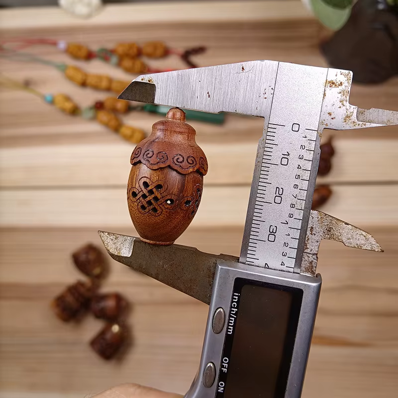 Bouteille d'aromathérapie sculptée en bois