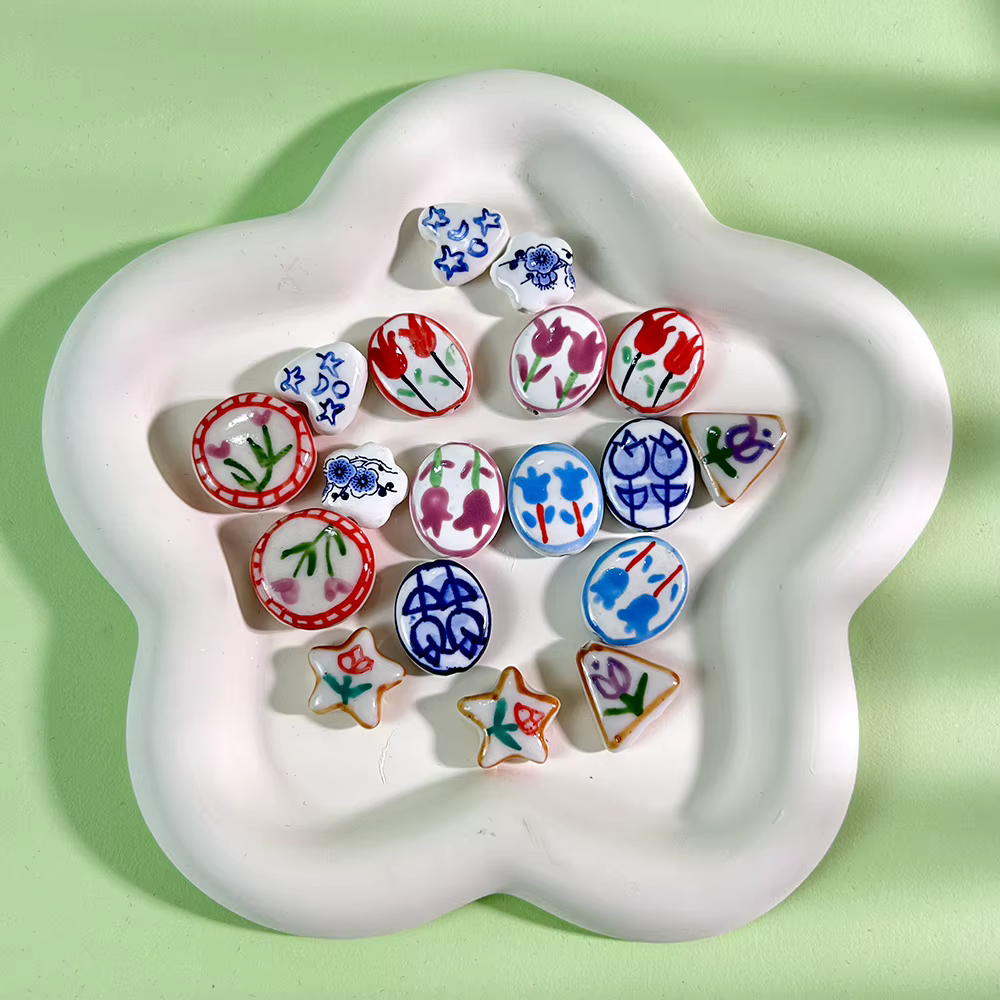 Fleurs en porcelaine peintes à la main