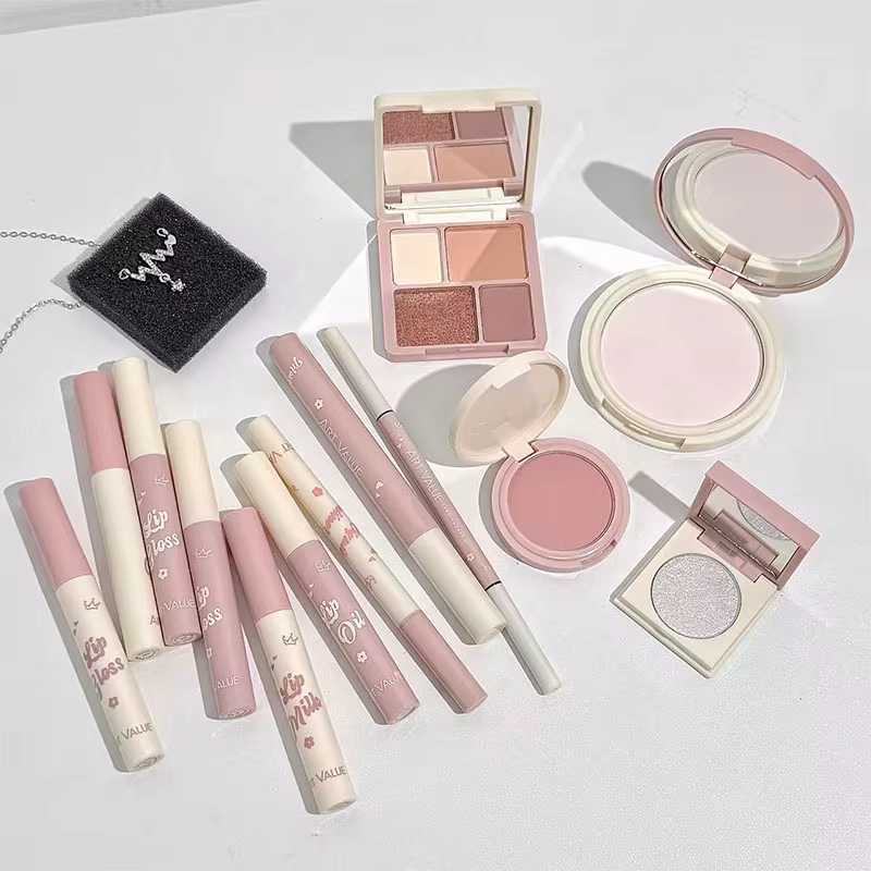 Ensemble de maquillage comprenant 4 gloss à lèvres, 1 huile à lèvres, 1 crème à lèvres, 1 eye-liner, 1 mascara, 1 crayon à sourcils, 1 blush, 1 illuminateur, 1 fard à paupières, 1 poudre pressée