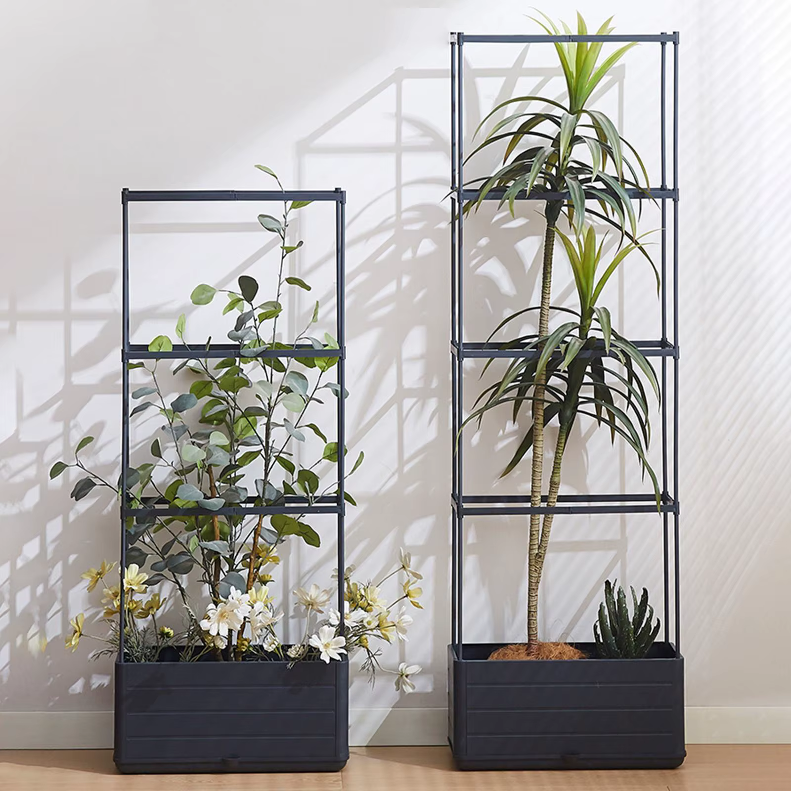 Boîte de jardinière avec pot de plantes en treillis