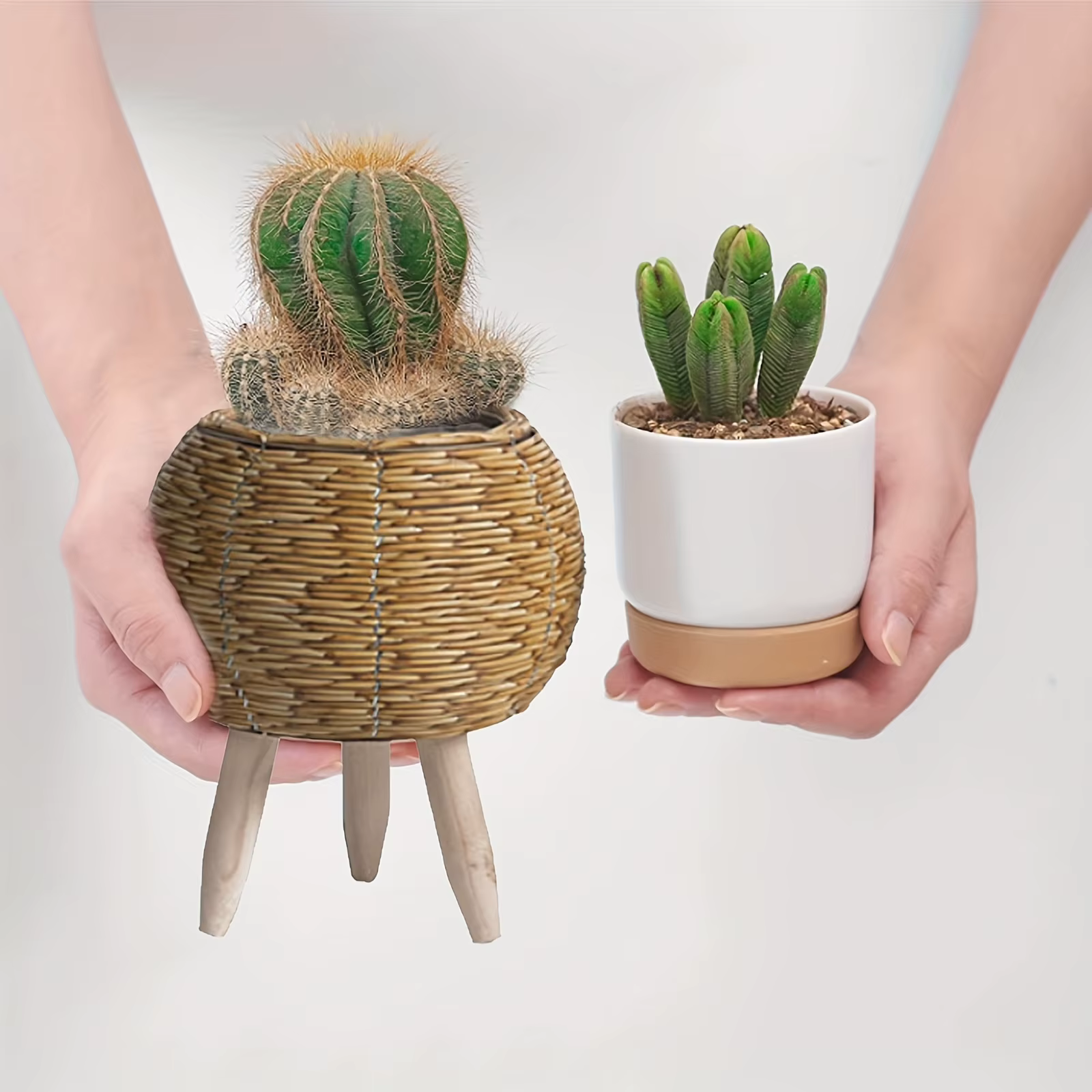 Charmante jardinière en rotin rustique avec pieds en bois