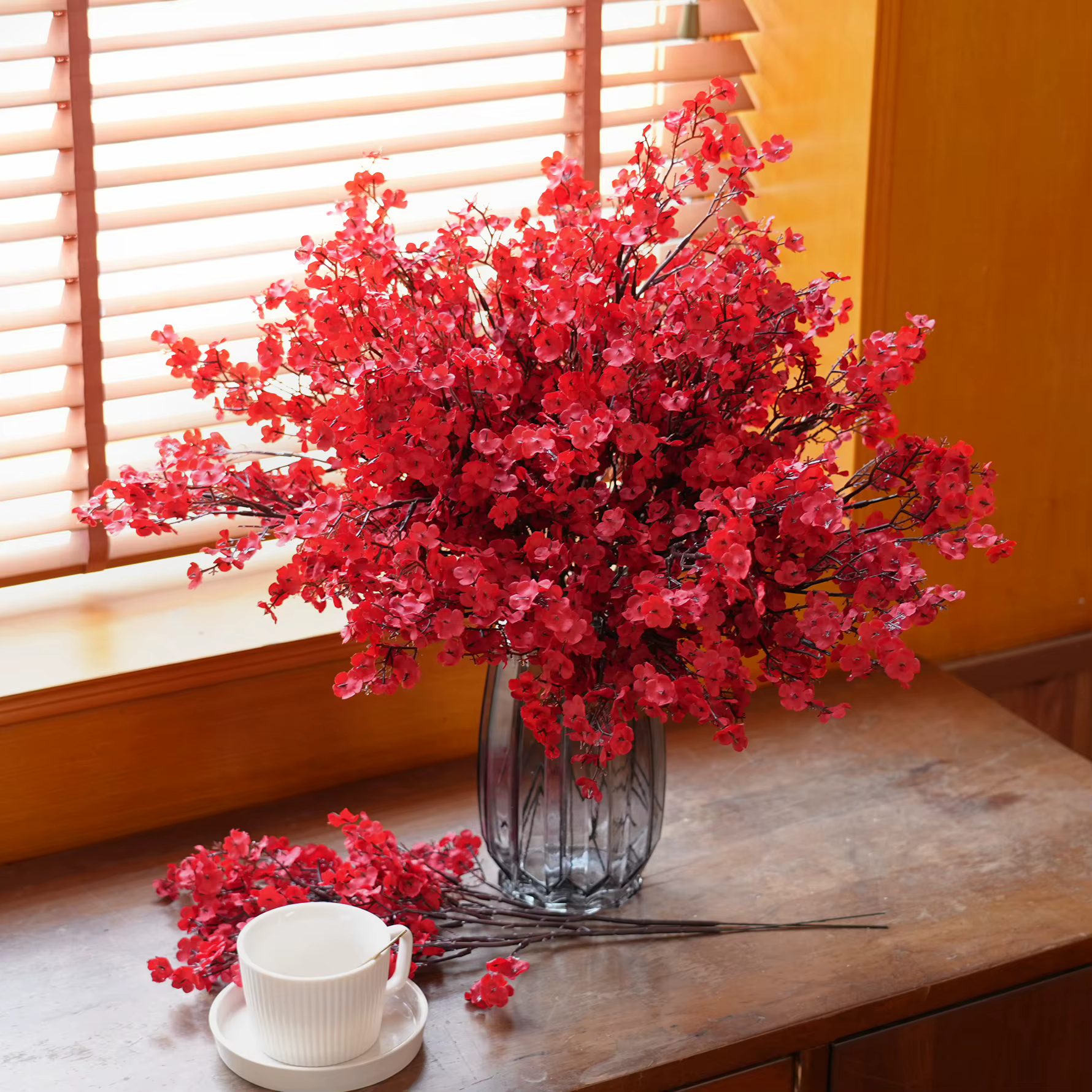 Branche de fleurs de gypsophile rouge romantique pour la décoration de table à la maison