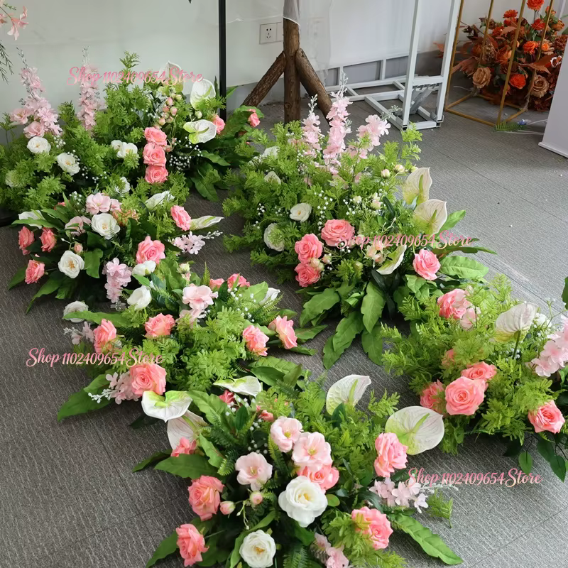 Décoration florale de luxe pour mariage : rangée de plantes vertes