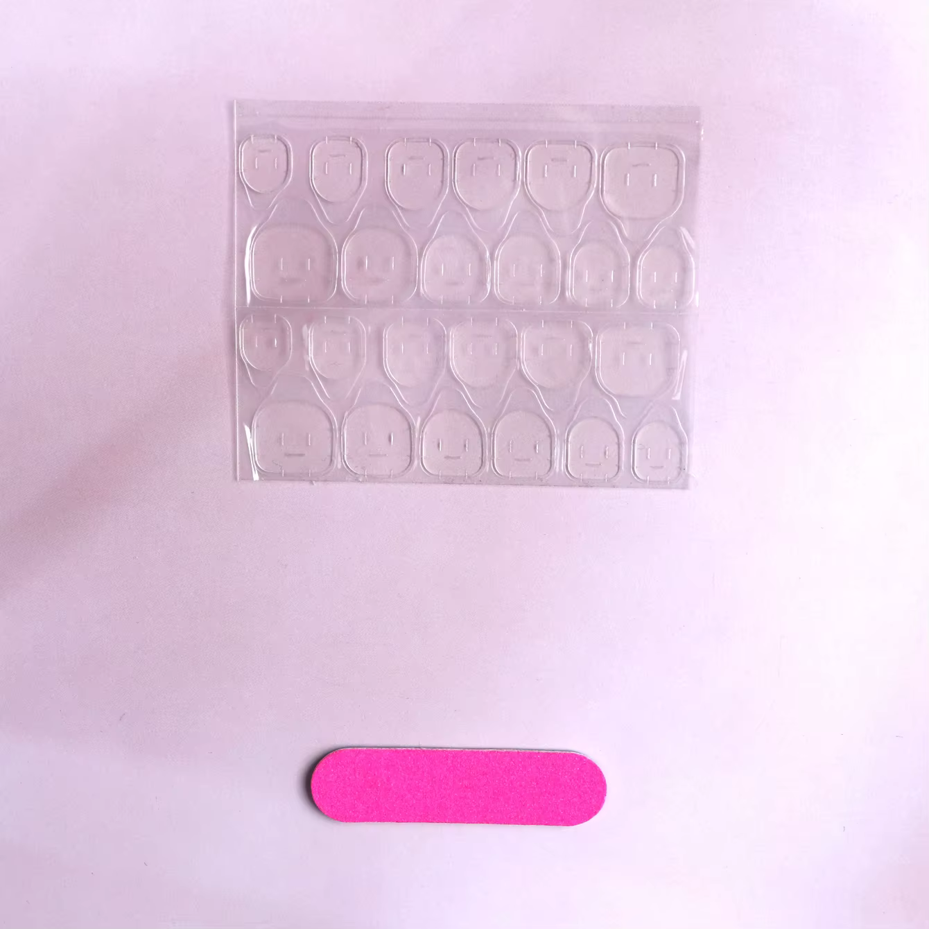 Faux ongles à pression en amande moyenne, avec fleurs 3D et charme doré, un cadeau pour femmes et filles, 10 pièces