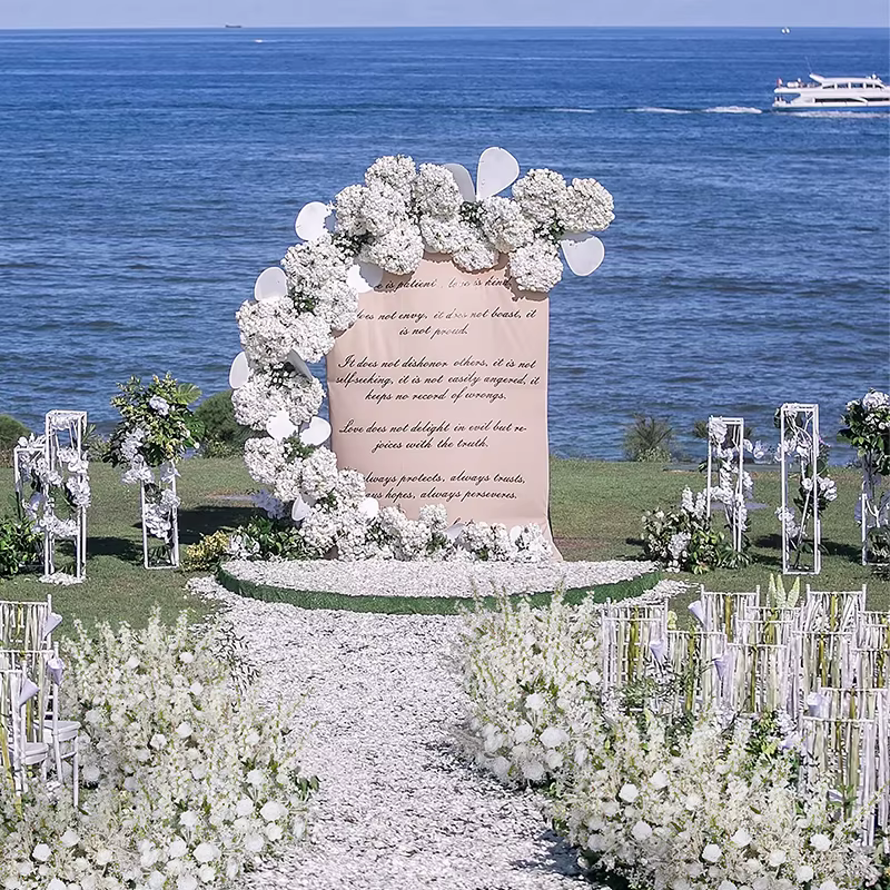 Rangée de fleurs de sol d'allée blanche de luxe