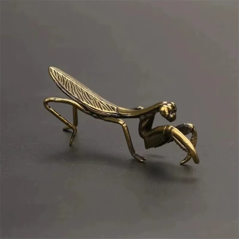 Ornement Miniature mante en cuivre