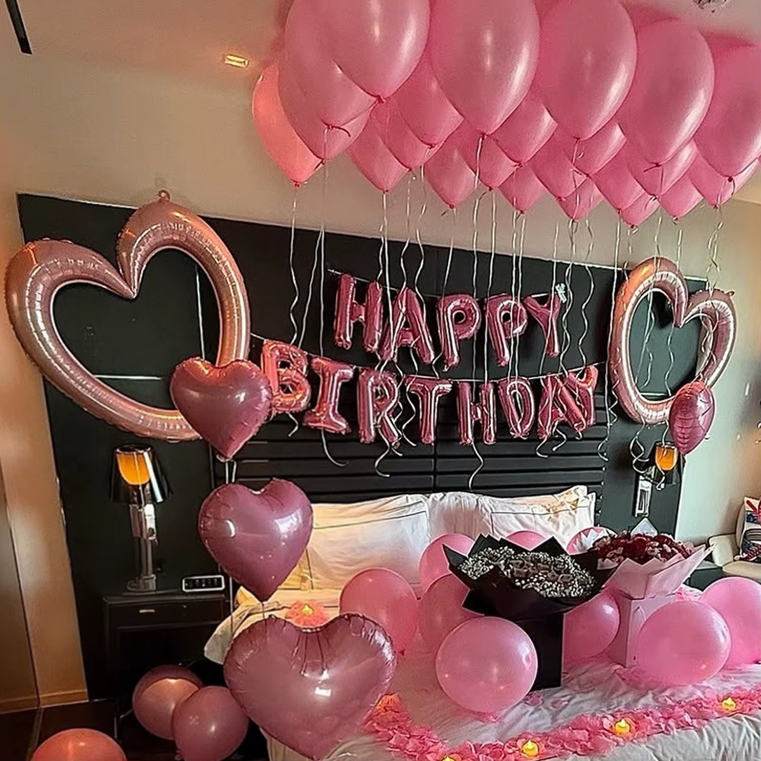 Ensemble de ballons roses Joyeux Anniversaire, pétales simulés roses, ballon en forme de cœur rose pour la décoration de fête d'anniversaire