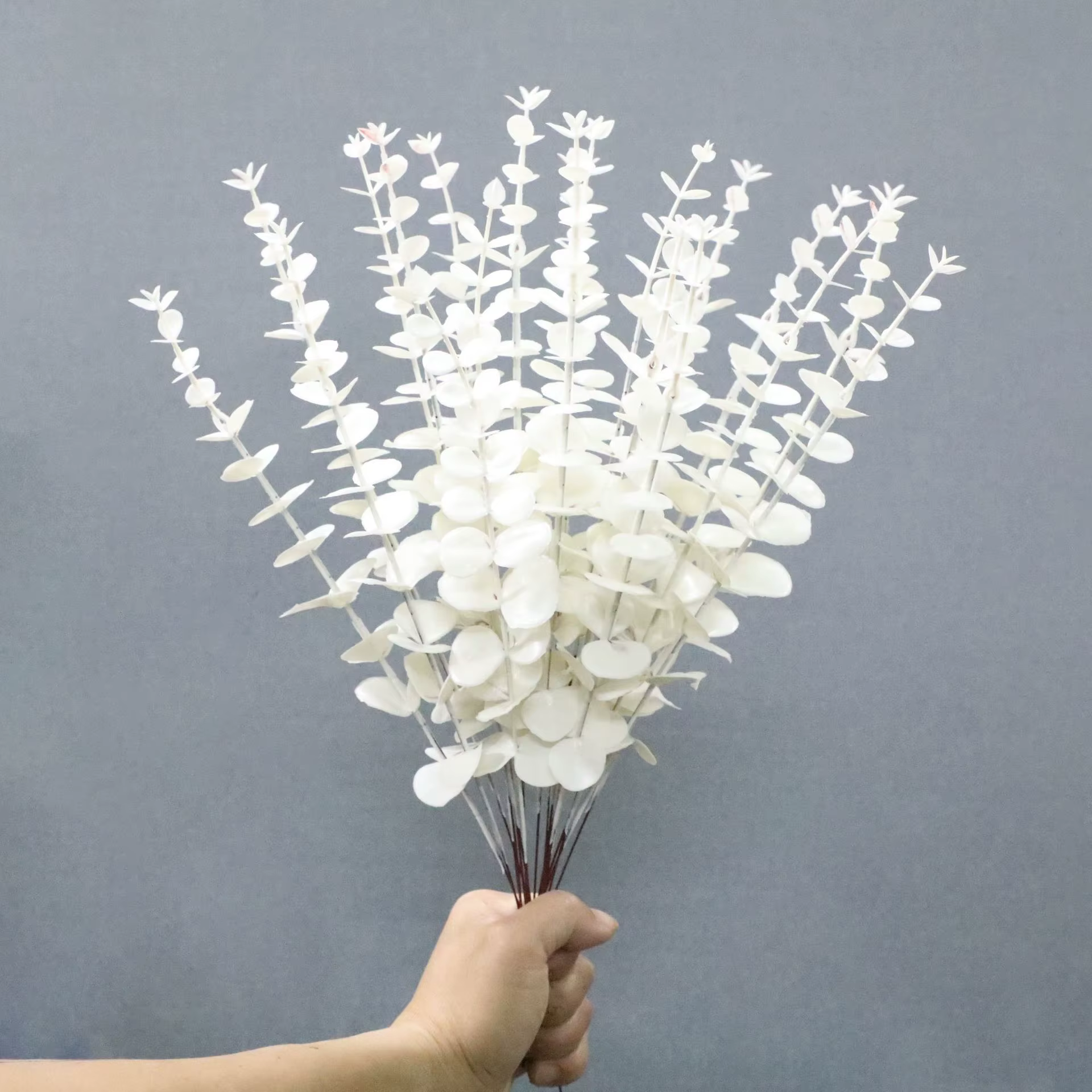 Simulation de fleur artificielle d'eucalyptus doré
