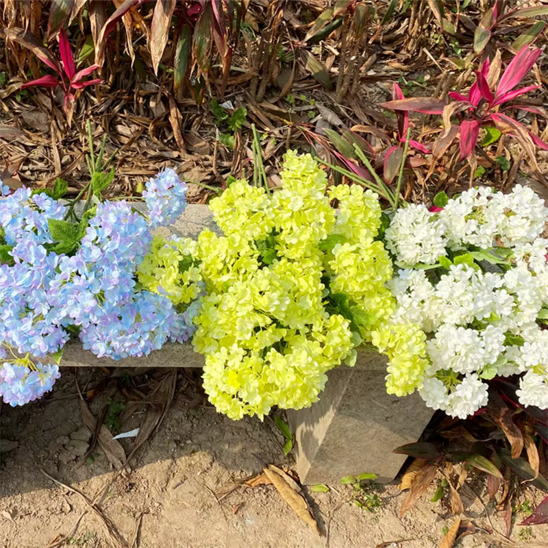 Arrangement floral de mariage à 4 têtes d'hortensias