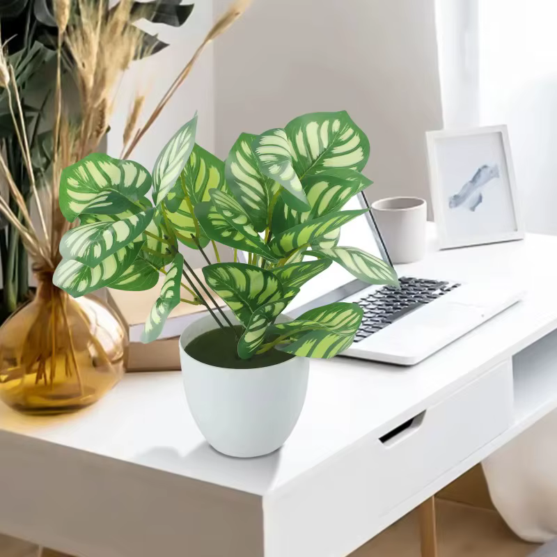 Fleurs et plantes artificielles en pot