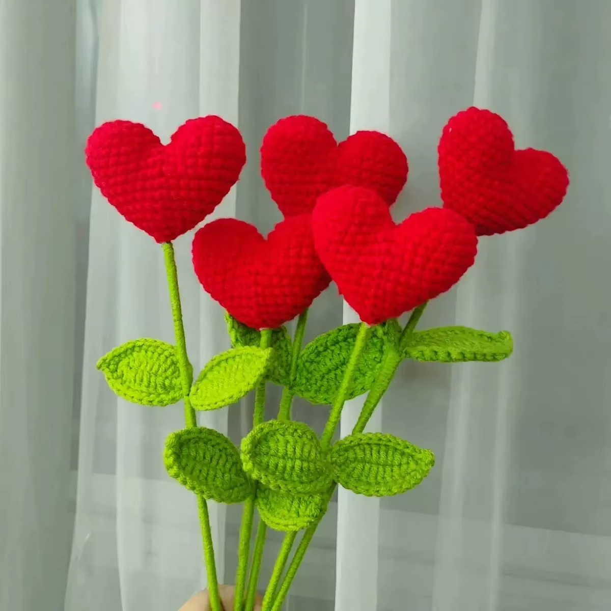 Bouquet de fleurs en forme de cœur au crochet fait à la main