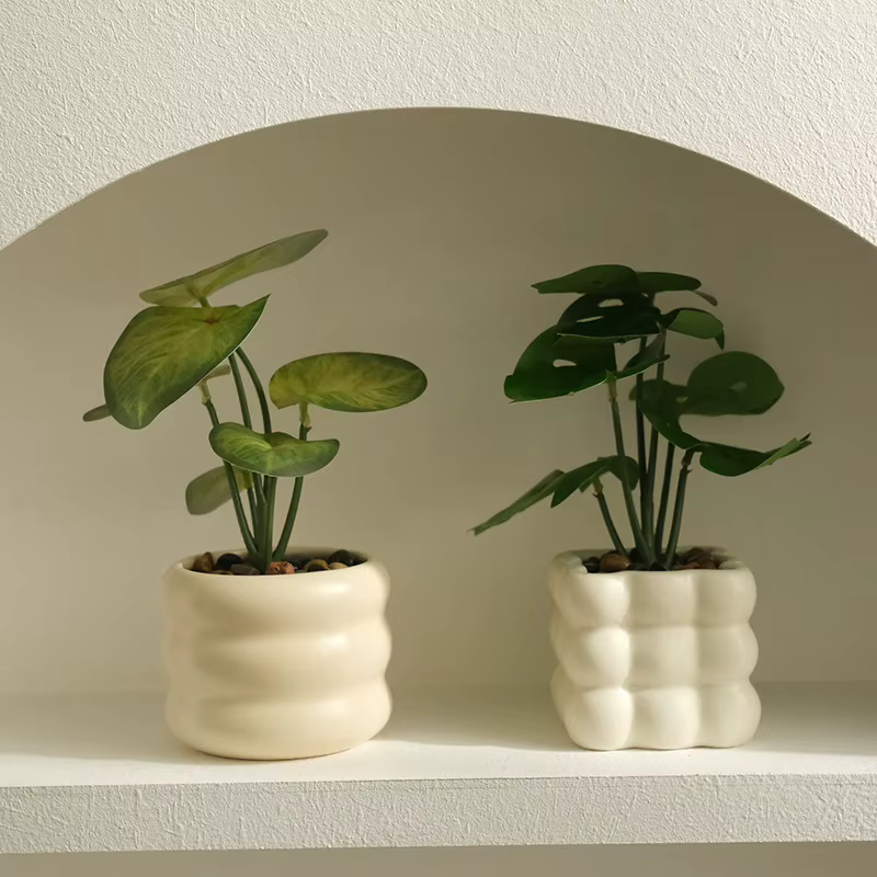 Plante artificielle décorative en pot de petite taille