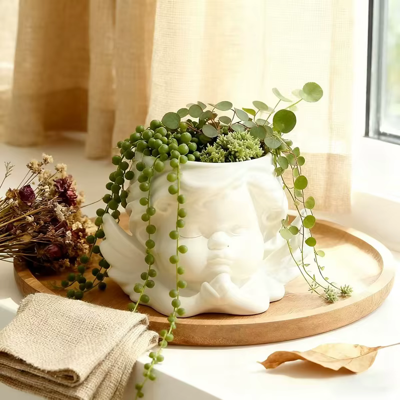 Joli pot de fleurs en forme d'ange