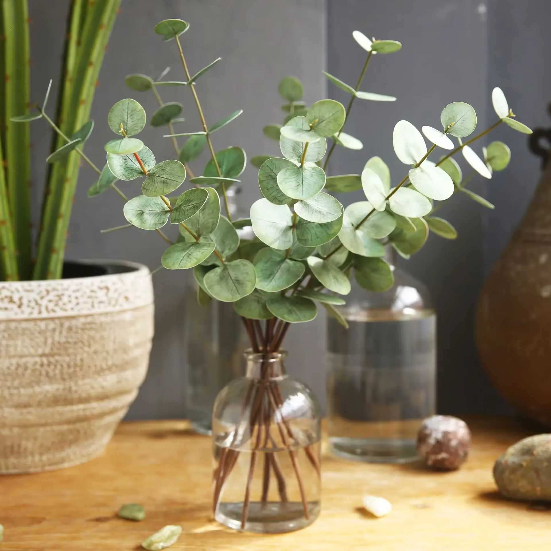 Feuilles d'eucalyptus artificielles au toucher réel