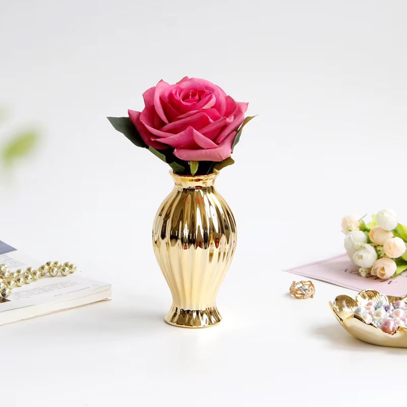 Petit Vase en céramique gaufrée de style européen doré avec motifs floraux – Porte-fleurs de bureau et ornement de décoration européenne pour la maison