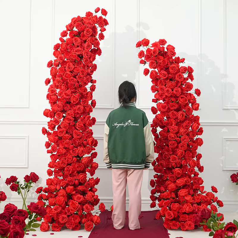 Décor de luxe en rangée de fleurs de roses rouges