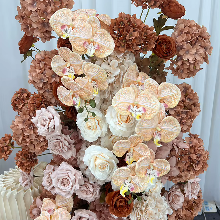 Décoration florale d'automne marron pour arche en panneau KT
