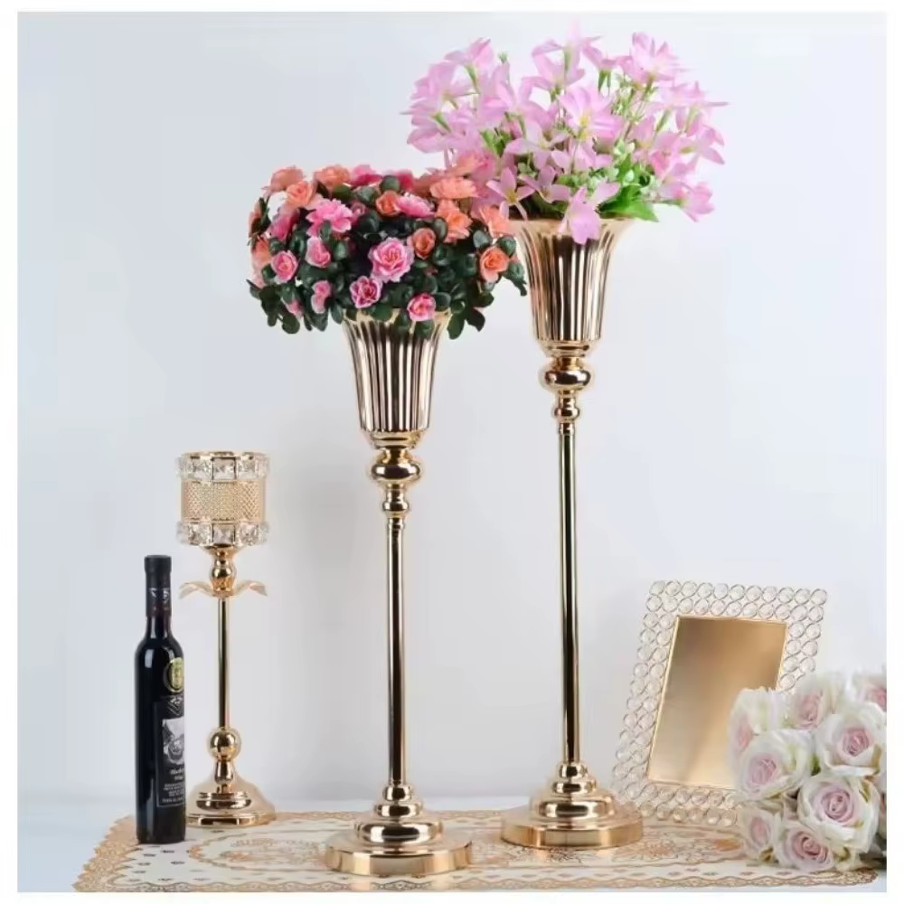 Vase à fleurs rétro doré en métal