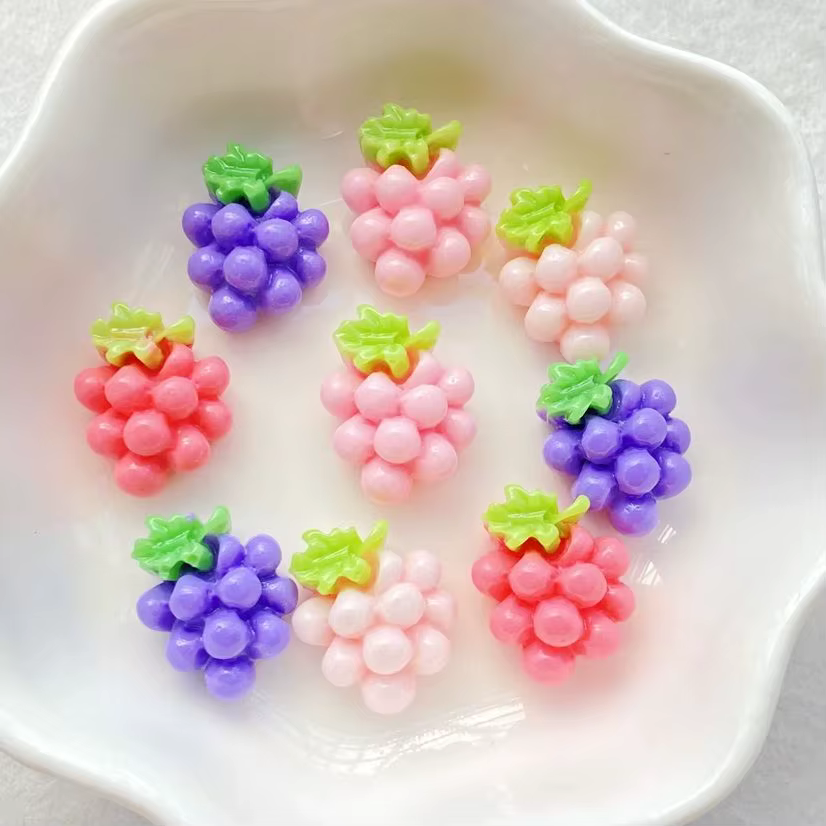 Raisins de fruits mignons en résine vibrante