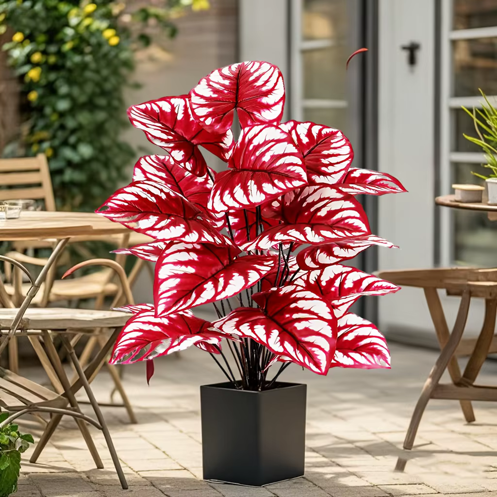 Plante artificielle à feuilles rouges avec rayures blanches
