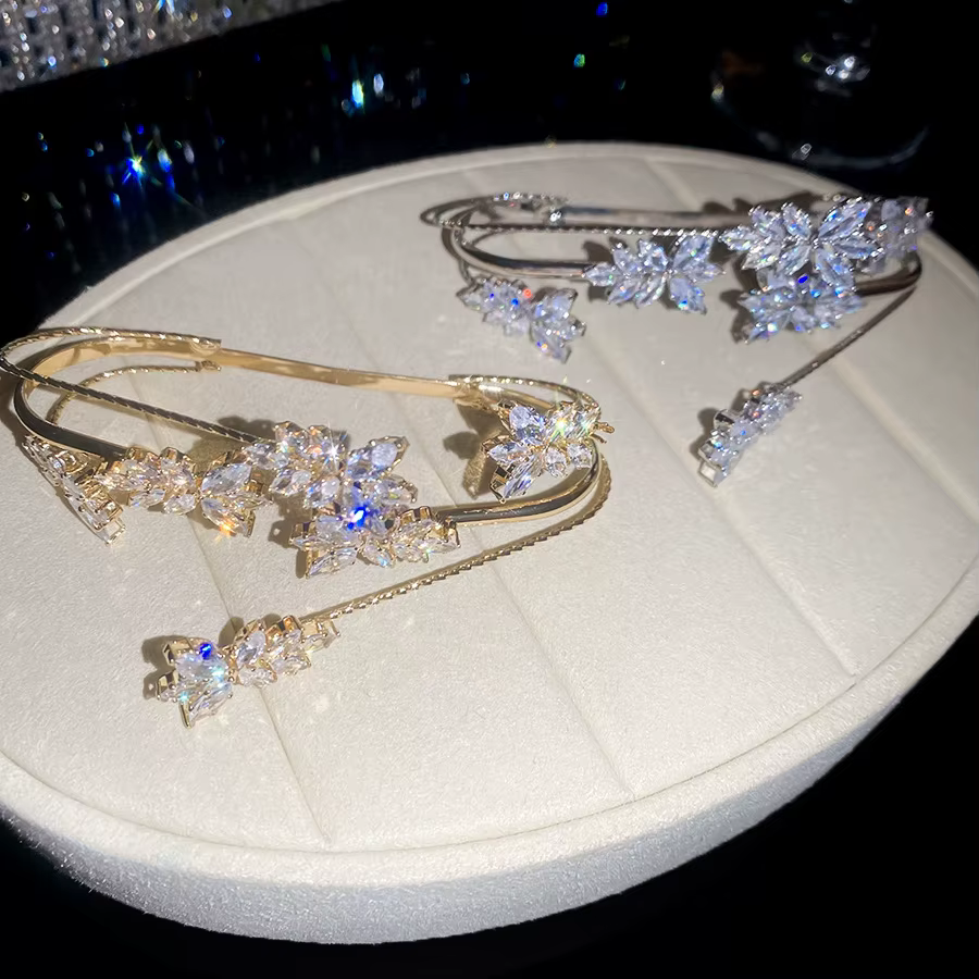 Bracelet de luxe en zircon brillant pour femme, jonc ouvert intégré motif floral, exquis et élégant, idéal pour les banquets, les soirées ou le quotidien, accessoire de bijouterie, cadeau