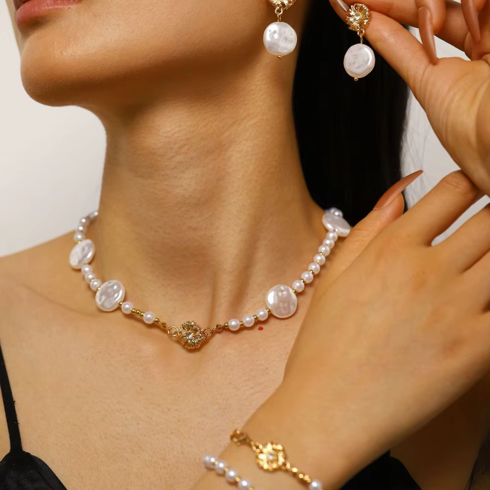 Ensemble collier, bracelet et boucles d'oreilles en perles baroques de luxe pour femmes, idéal pour les banquets et les soirées, bijoux élégants, cadeaux.
