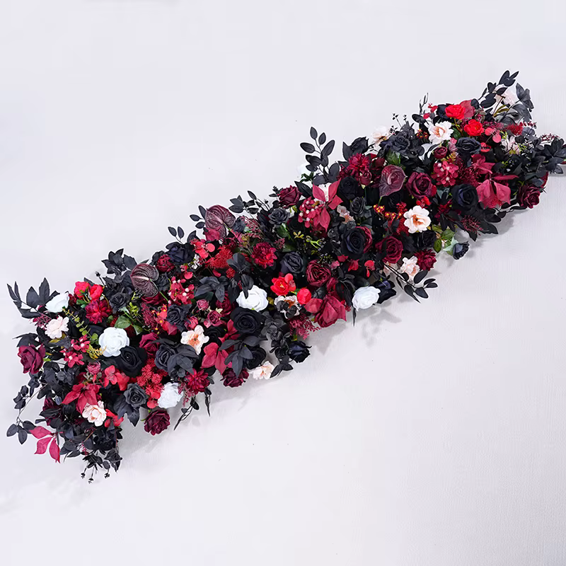 Rangée de fleurs de roses de palmier noir bordeaux