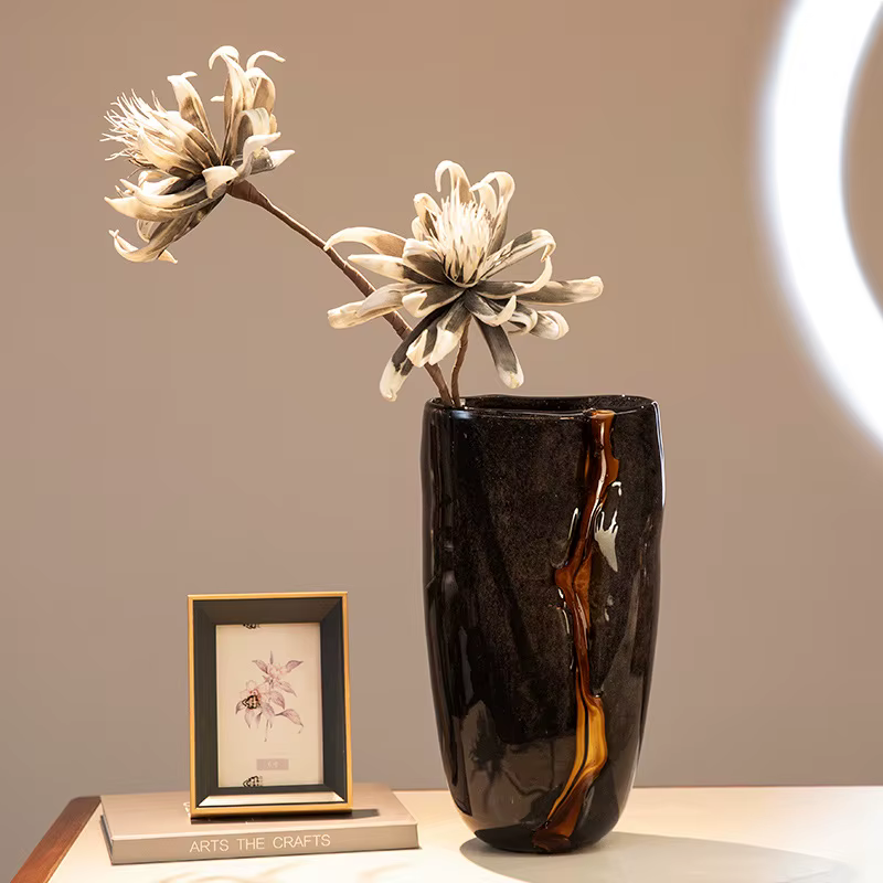 Vase à fleurs rétro noir veiné d'orange