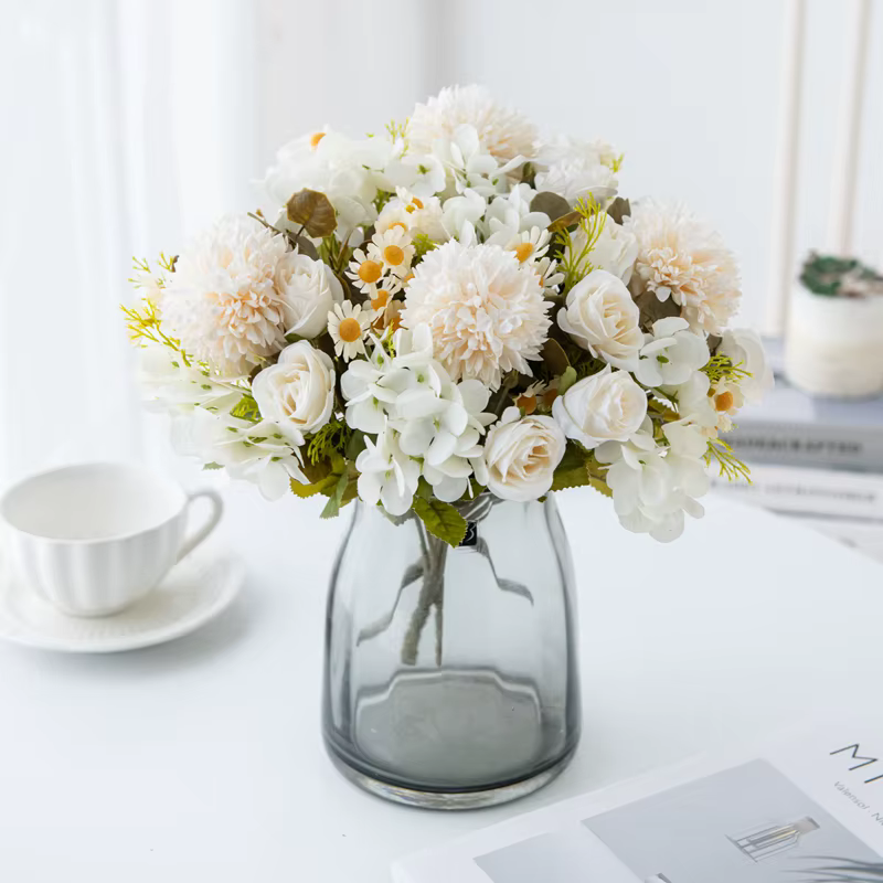 Combinaison de fleurs artificielles