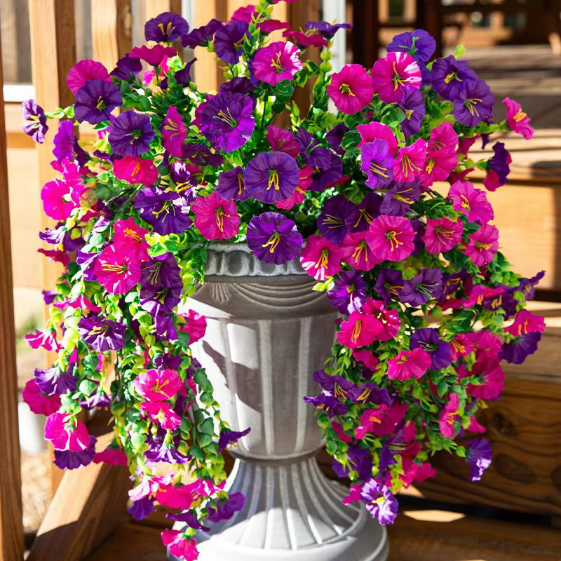Plante artificielle violette suspendue