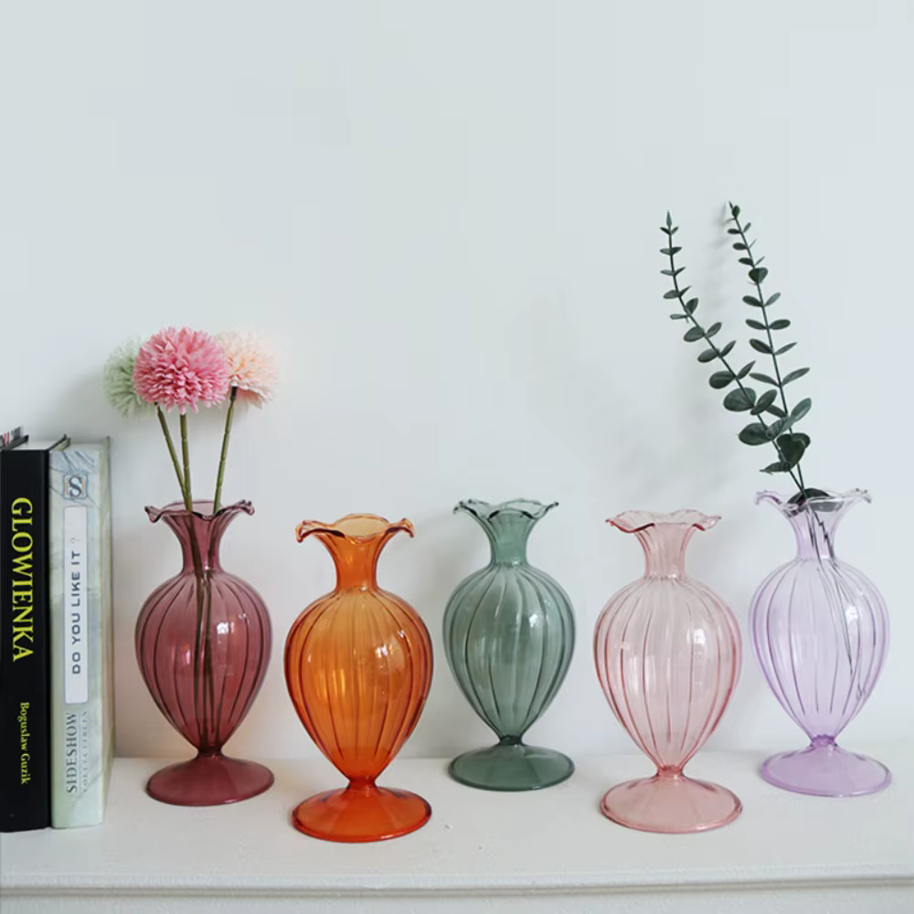 Vase à fleurs en verre coloré côtelé simple