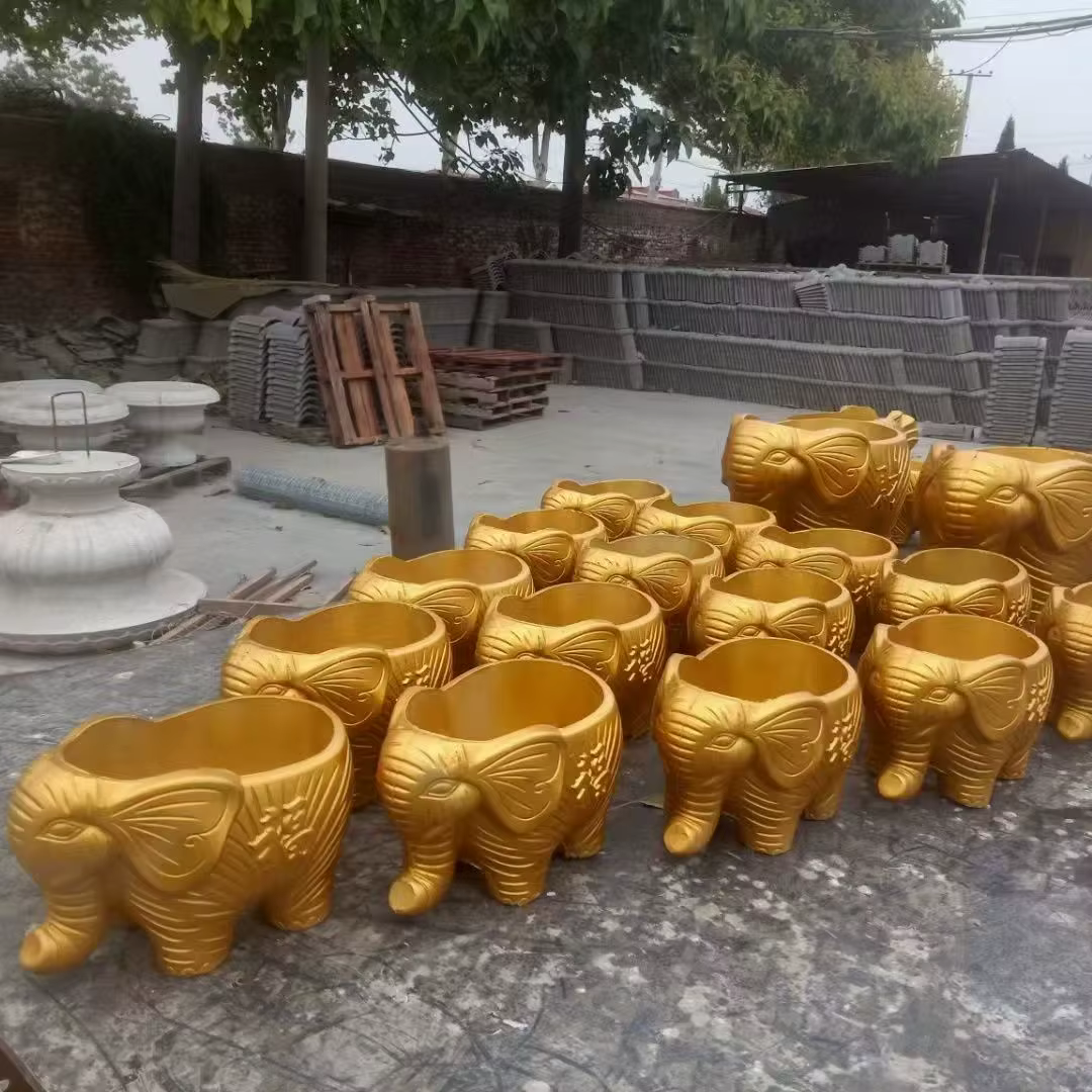 Pot de fleur en forme d'éléphant