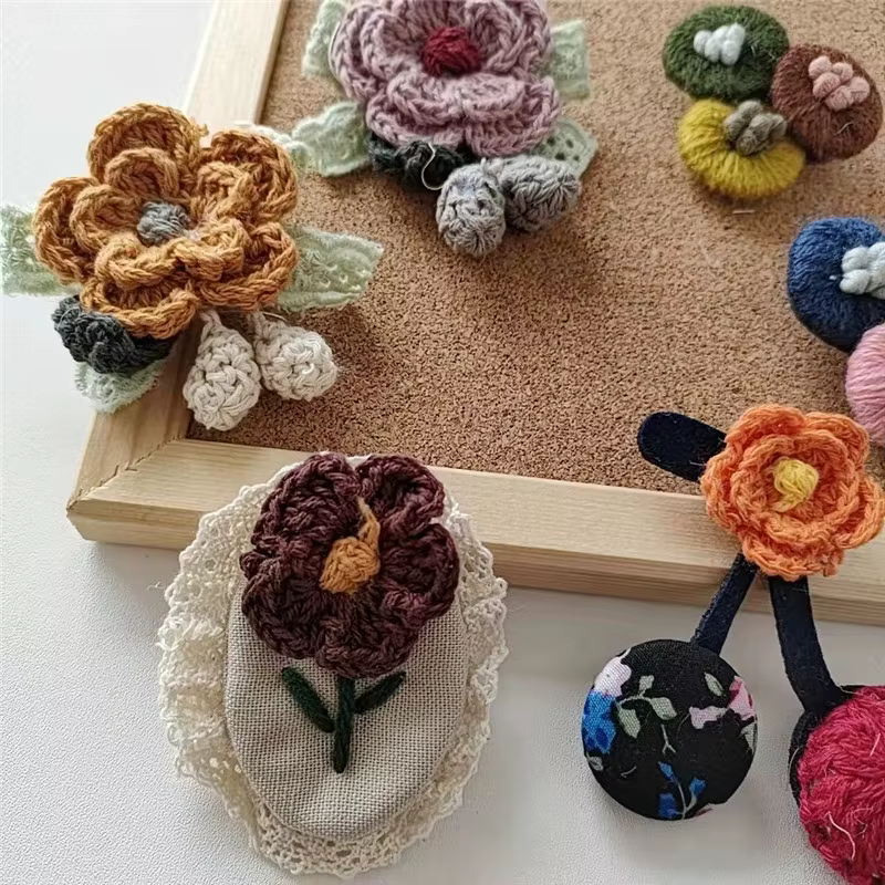 Broche fleur en laine de coton faite à la main