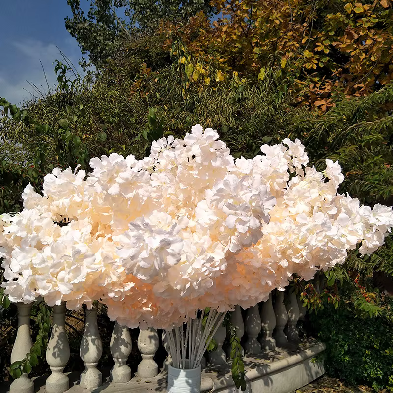 Fleurs de cerisier artificielles blanches sur poteau