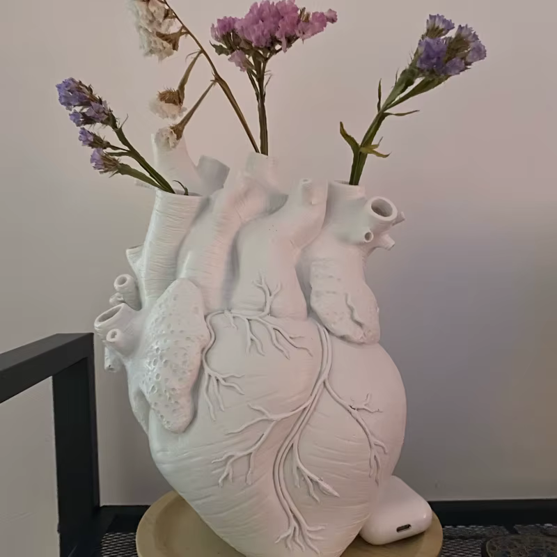 Vase à fleurs en forme de cœur anatomique
