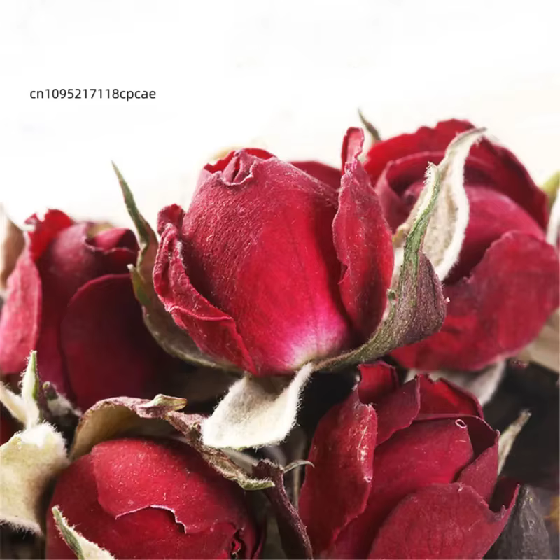 Bourgeons et pétales de roses rouges séchées naturelles et parfumées