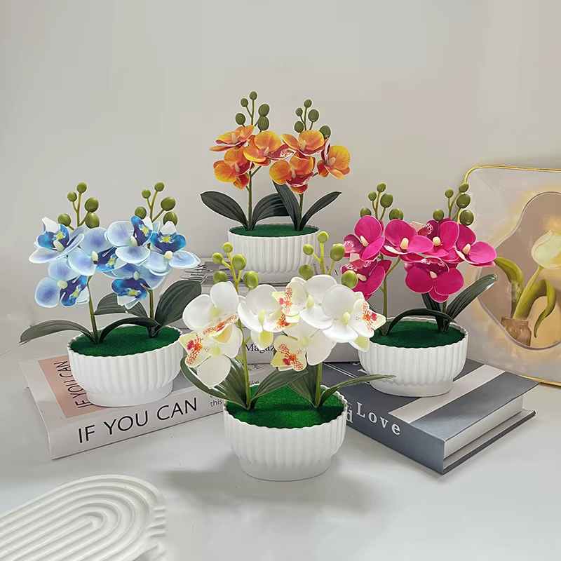 Deux ensembles de trois fleurs simulées