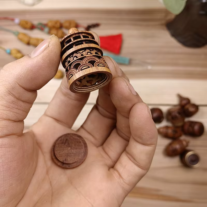 Bouteille d'aromathérapie sculptée en bois