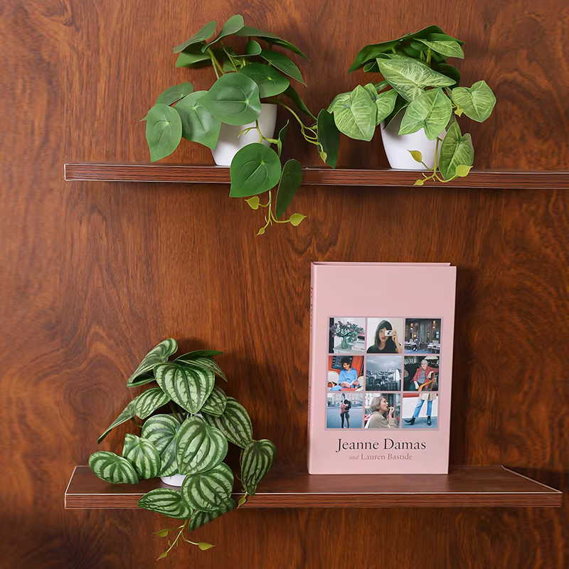 Plante verte artificielle en pot avec des feuilles de lierre vert